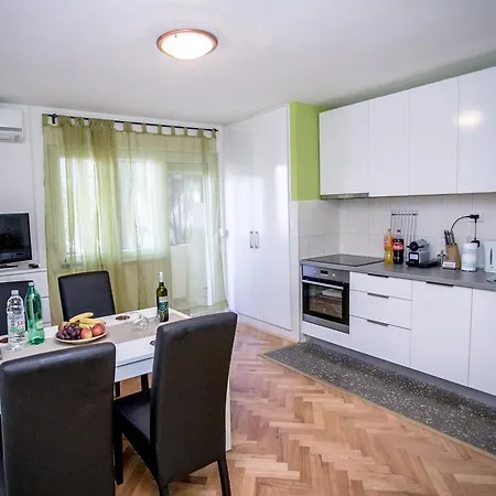 Apartment Omis Holiday Lejlighed